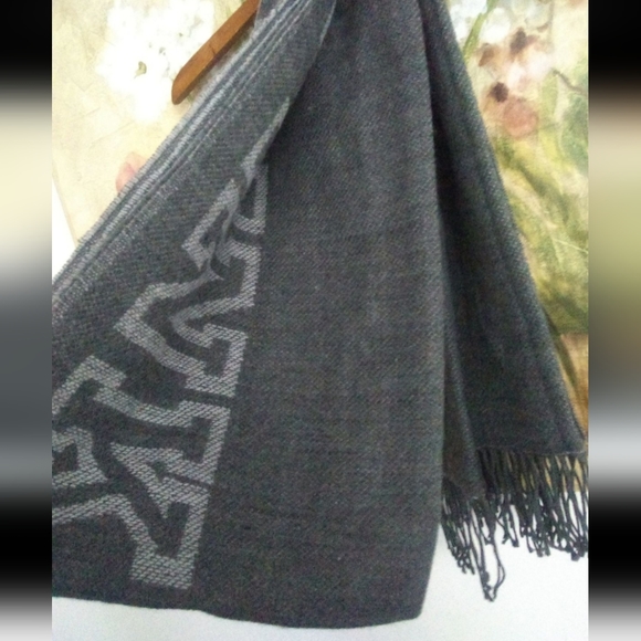 NEW VICTORIA'S SECRET PINK LOGO GREY BLANKET SCARF - Picture 6 of 8